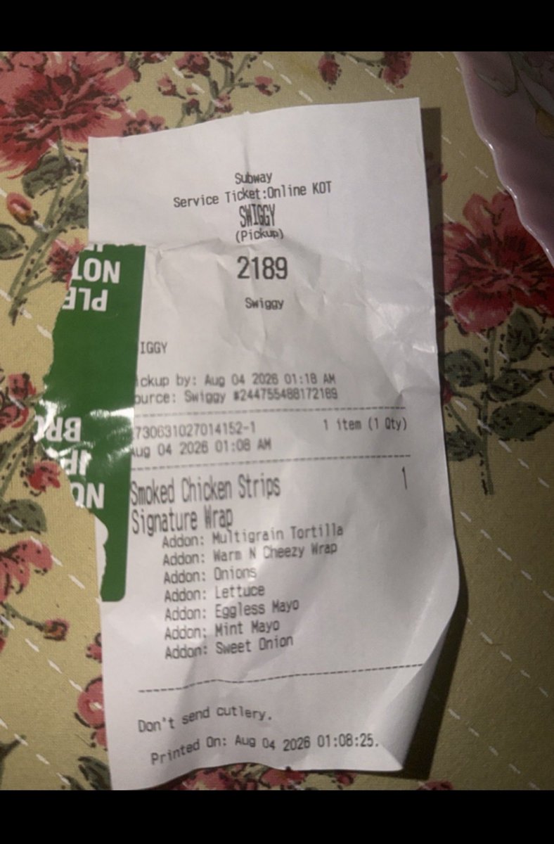 samar40422133's tweet photo. recived wrong oder i think my oder was exchanged because slips shows swiggy. #fraud  @zomatocare https://t.co/B80SnkxPpN