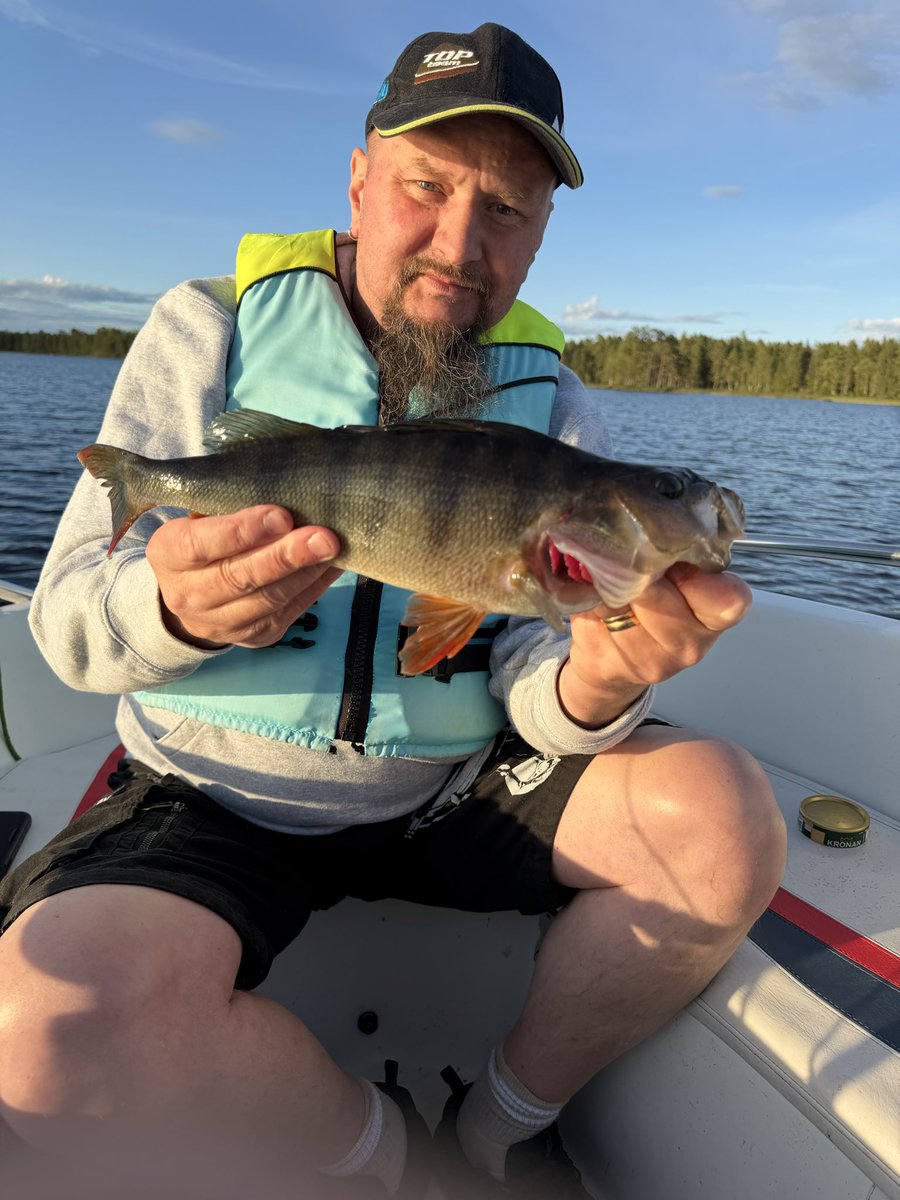 dasimaster's tweet photo. Ibland får man stora borrar. Just denna fick simma vidare. https://t.co/IpGXgOn3C0