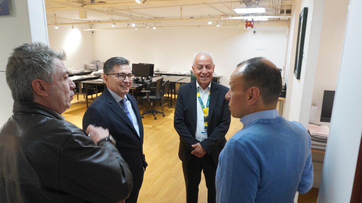 Supernotariado's tweet photo. #SNRContigo | La tecnología también impulsa la modernización del servicio notarial. 📲

En la Notaría 17 de Bogotá, conocimos cómo las herramientas tecnológicas fortalecen la atención a los colombianos y las colombianas.

La implementación de un sistema inteligente para la gestión de turnos y de un archivo digital moderno hace que los procesos sean más ágiles, eficientes y cercanos.