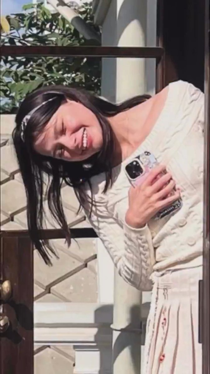 myosotis285's tweet photo. Fine, they have the same phone case, we've seen that before. 

But why is F seen with the old iPhone when hers is the 17? Or are these actually one and the same phone and it's not hers cause it belongs to ... well someone else? https://t.co/Gfer1JcM5X