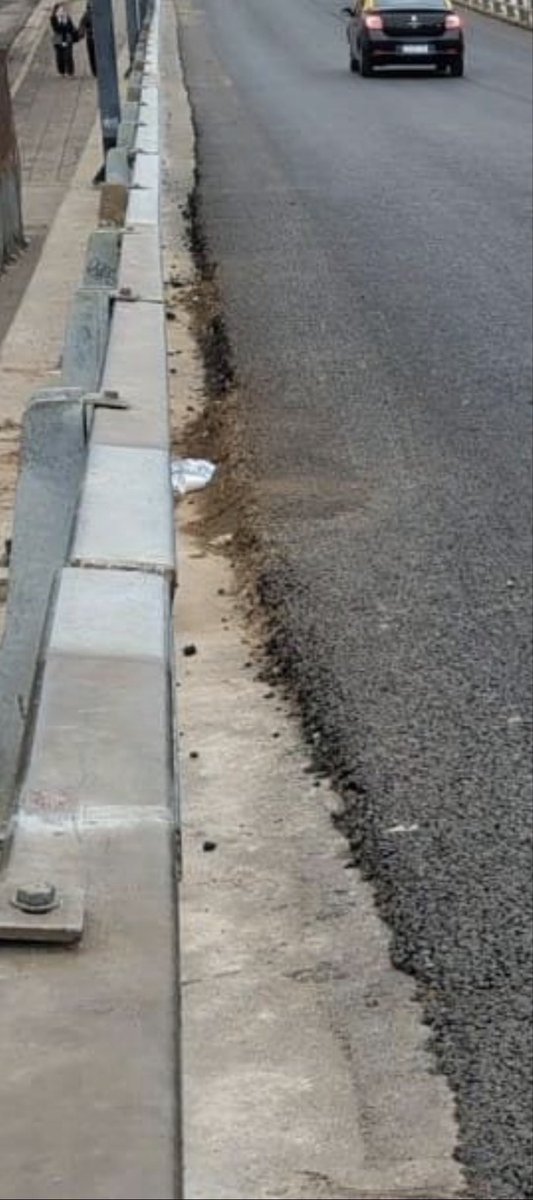 GranUrbano's tweet photo. @AUSA No tienen un medidor láser ahí en AUSA? Aunque sea una chocla de tiza. 
Les puedo recomendar uno de acá de Tolosa. 

Mira lo que es ese borde de asfalto. Lo hizo un borracho del tablón. https://t.co/ZFuxMrZuAs