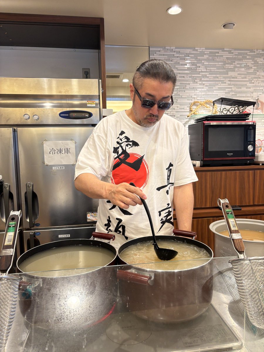 GobonotoJP's tweet photo. 18歳以下の16.6％

６人に１人が満足な食事が出来ない

信じられないかも知れませんが現実です

チャイルドプアと呼ばれてます

沖縄は29.8％と深刻です

その多くはシングルマザーです

水商売以外で子育てとの両立は難しく

貧困に陥りやすいのです

私も高知ですが、南国はその比率が高くなりがちです

貧困の子供達にとって夏休みは死活問題です

給食が無いからです

大型連休だけは、子ども食堂は毎日稼働する必要があります

私の呼び掛けで、沖縄で30拠点(毎日10ヶ所以上稼働)

毎日子ども食堂を7月21日から実施してます

皆様からの心あるご支援有難う御座います

お気持ちを送金して頂ける場合は下記まで宜しくお願いします

ドコモＳＭＴＢネット銀行
法人第一支店
普通2529311
スマイル21 (カ

東京三菱UFJ銀行以外からお振込お願いします

東京三菱UFJ銀行は「詐欺かも知れません」と言われて振込が出来ないようです

誰がどのような根拠に基づいて発言しているのか分かりませんが

お振込される全員が「子ども食堂の応援です」と言われてるにも関わらず

あまりの気持ち悪さに東京三菱UFJ銀行の口座を全て解約しました

アホはいつの世にも生息してますが、暑さにやられたのでしょうか？

もう一生付き合うことは無いので、全ての口座を解約しました

純粋に気持ち悪いです

来年、台湾有事があったとして地域の皆で連携して助けあわないと間に合わない事があります

一度、聞かれた方もお友達を誘って必ず来て下さい

都市機能やコミュニティを護る活動は皆でやることです

九州を代表して8月23日(日)福岡講演会
↓↓↓↓↓↓↓↓↓↓↓↓↓
https://t.co/ffGpwS9c1f

関西を代表して8月30日(日)大阪講演会
↓↓↓↓↓↓↓↓↓↓↓↓↓↓
https://t.co/XyQQuOHgEC

お伝えしたいことがあります
必ずお越し下さいませ

私は必ず間に合うと信じてます

愛　感謝
奥野卓志