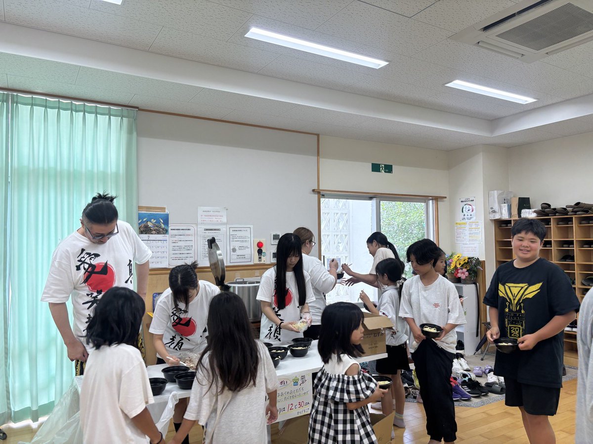 GobonotoJP's tweet photo. 18歳以下の16.6％

６人に１人が満足な食事が出来ない

信じられないかも知れませんが現実です

チャイルドプアと呼ばれてます

沖縄は29.8％と深刻です

その多くはシングルマザーです

水商売以外で子育てとの両立は難しく

貧困に陥りやすいのです

私も高知ですが、南国はその比率が高くなりがちです

貧困の子供達にとって夏休みは死活問題です

給食が無いからです

大型連休だけは、子ども食堂は毎日稼働する必要があります

私の呼び掛けで、沖縄で30拠点(毎日10ヶ所以上稼働)

毎日子ども食堂を7月21日から実施してます

皆様からの心あるご支援有難う御座います

お気持ちを送金して頂ける場合は下記まで宜しくお願いします

ドコモＳＭＴＢネット銀行
法人第一支店
普通2529311
スマイル21 (カ

東京三菱UFJ銀行以外からお振込お願いします

東京三菱UFJ銀行は「詐欺かも知れません」と言われて振込が出来ないようです

誰がどのような根拠に基づいて発言しているのか分かりませんが

お振込される全員が「子ども食堂の応援です」と言われてるにも関わらず

あまりの気持ち悪さに東京三菱UFJ銀行の口座を全て解約しました

アホはいつの世にも生息してますが、暑さにやられたのでしょうか？

もう一生付き合うことは無いので、全ての口座を解約しました

純粋に気持ち悪いです

来年、台湾有事があったとして地域の皆で連携して助けあわないと間に合わない事があります

一度、聞かれた方もお友達を誘って必ず来て下さい

都市機能やコミュニティを護る活動は皆でやることです

九州を代表して8月23日(日)福岡講演会
↓↓↓↓↓↓↓↓↓↓↓↓↓
https://t.co/ffGpwS9c1f

関西を代表して8月30日(日)大阪講演会
↓↓↓↓↓↓↓↓↓↓↓↓↓↓
https://t.co/XyQQuOHgEC

お伝えしたいことがあります
必ずお越し下さいませ

私は必ず間に合うと信じてます

愛　感謝
奥野卓志