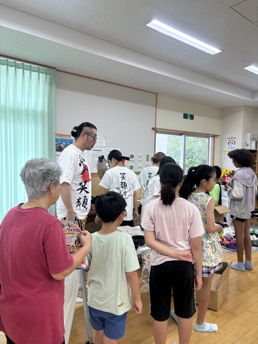 GobonotoJP's tweet photo. 18歳以下の16.6％

６人に１人が満足な食事が出来ない

信じられないかも知れませんが現実です

チャイルドプアと呼ばれてます

沖縄は29.8％と深刻です

その多くはシングルマザーです

水商売以外で子育てとの両立は難しく

貧困に陥りやすいのです

私も高知ですが、南国はその比率が高くなりがちです

貧困の子供達にとって夏休みは死活問題です

給食が無いからです

大型連休だけは、子ども食堂は毎日稼働する必要があります

私の呼び掛けで、沖縄で30拠点(毎日10ヶ所以上稼働)

毎日子ども食堂を7月21日から実施してます

皆様からの心あるご支援有難う御座います

お気持ちを送金して頂ける場合は下記まで宜しくお願いします

ドコモＳＭＴＢネット銀行
法人第一支店
普通2529311
スマイル21 (カ

東京三菱UFJ銀行以外からお振込お願いします

東京三菱UFJ銀行は「詐欺かも知れません」と言われて振込が出来ないようです

誰がどのような根拠に基づいて発言しているのか分かりませんが

お振込される全員が「子ども食堂の応援です」と言われてるにも関わらず

あまりの気持ち悪さに東京三菱UFJ銀行の口座を全て解約しました

アホはいつの世にも生息してますが、暑さにやられたのでしょうか？

もう一生付き合うことは無いので、全ての口座を解約しました

純粋に気持ち悪いです

来年、台湾有事があったとして地域の皆で連携して助けあわないと間に合わない事があります

一度、聞かれた方もお友達を誘って必ず来て下さい

都市機能やコミュニティを護る活動は皆でやることです

九州を代表して8月23日(日)福岡講演会
↓↓↓↓↓↓↓↓↓↓↓↓↓
https://t.co/ffGpwS9c1f

関西を代表して8月30日(日)大阪講演会
↓↓↓↓↓↓↓↓↓↓↓↓↓↓
https://t.co/XyQQuOHgEC

お伝えしたいことがあります
必ずお越し下さいませ

私は必ず間に合うと信じてます

愛　感謝
奥野卓志