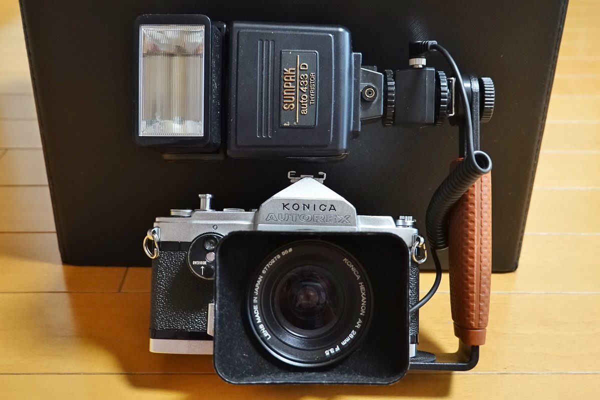 karutetto23's tweet photo. たまにはちょっと違うフィルムでも
って事でラッキーのSHD400をオートレックスに装填
repo-SでX接点のストロボの使い方を覚えたので
オートレックスでも試そうと思います
とりあえず、デカくて重たいわw
小さくてかわいいハーフとはいったいなんだったのか
#フィルムカメラ #autorex #ハーフカメラ https://t.co/MjCXlv6TT4