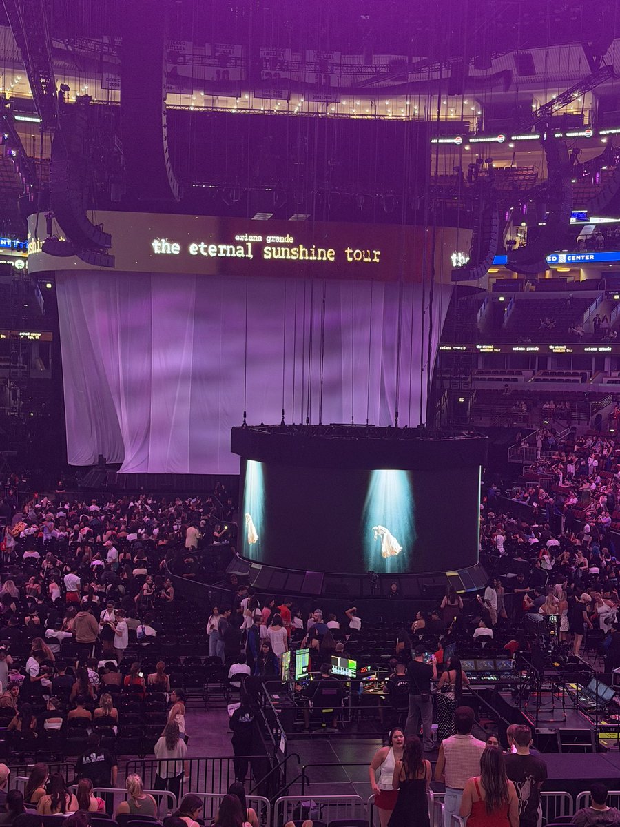 GrandeTourNews's tweet photo. Doors are open and fans are finding their seats for N1 of #ESTChicago https://t.co/vg5ffUeZEW