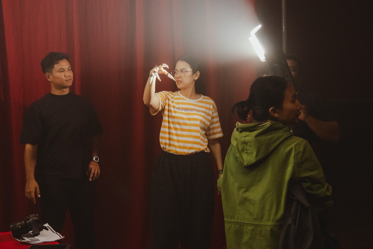 BothiToepoe's tweet photo. @felixdass @kolonigigs_ Sedikit penampakan BTS dari MV Harut Marut. https://t.co/NEy0qOKhLe