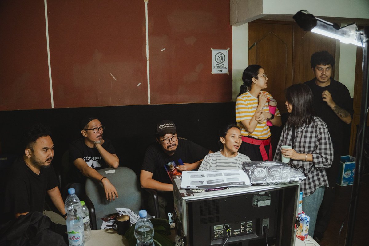 BothiToepoe's tweet photo. @felixdass @kolonigigs_ Sedikit penampakan BTS dari MV Harut Marut. https://t.co/NEy0qOKhLe