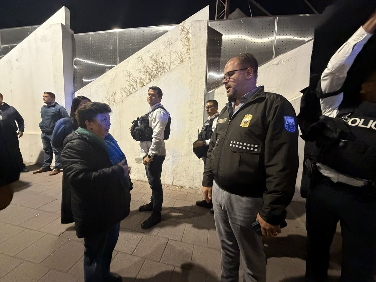 JohnReimberg's tweet photo. Por disposición del Presidente Daniel Noboa, nos encontramos en operaciones permanentes en los nueve distritos del Distrito Metropolitano de Quito. La presencia polvo se encuentra de manera indefinida. No vamos a permitir que dañen a Quito. 
Seguimos trabajando. https://t.co/xoZuRMUA5c