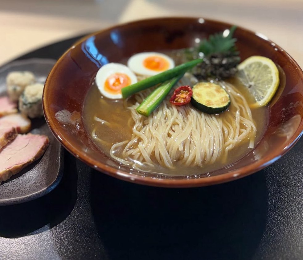 ura_aoki's tweet photo. 今夜(４日)のお品書き

日替り限定　20杯
🔹夏野菜の冷やしいりこ蕎麦

５種類のいりこで丁寧に出汁をとり、夏野菜(オクラ、トマト、ズッキーニ)で彩りました。
紫蘇、黒バラ海苔、レモン、卵など一つの器で色々な味が楽しめます。
麺は蕎麦よりの低加水麺と稲庭うどん風の多加水麺でお選び下さい。 https://t.co/YIKl2RFXsq
