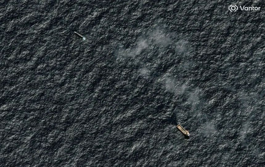 PallottaPedro's tweet photo. STARSHIP 40 SENDO LEVADO PARA A AUSTRÁLIA!
O Ship 40 já se encontra atrelado ao veículo de recuperação, e neste momento segue a caminho da Costa Oeste australiana. 
A expectativa é que o trajeto seja concluída em 10 a 11 dias, sendo essa a primeira vez que a SpaceX consegue manter um Ship orbital inteiro, além de poder trazer ao solo, ou ao menos perto dele, para inspeções mais profundas. 
Imagens: Vantor via CNN