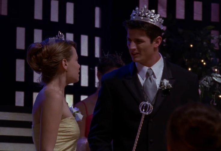 prentizevermore's tweet photo. casal dos anos 2000 que ganha rei e rainha do baile quando um é nerd e o outro popular >>> https://t.co/aiTy4vUJa7