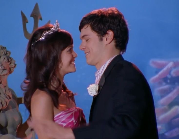 prentizevermore's tweet photo. casal dos anos 2000 que ganha rei e rainha do baile quando um é nerd e o outro popular >>> https://t.co/aiTy4vUJa7