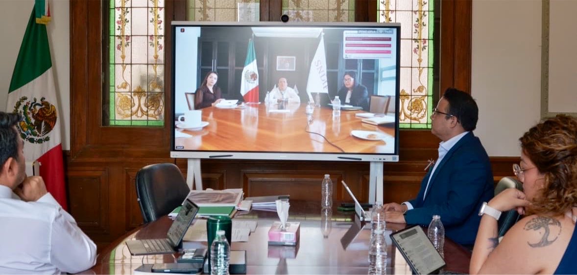 arturomedinap's tweet photo. Nos reunimos con las titulares de la @CEAVmex, @Yuriddhh, y del @DIF_NMX, @MRocioGP; así como con el director de la Oficina de la Subsecretaría, @AldairVegaMx, para revisar temas de la agenda compartida y dar continuidad a la colaboración institucional en favor de los #DDHH. https://t.co/MGST8DS09f