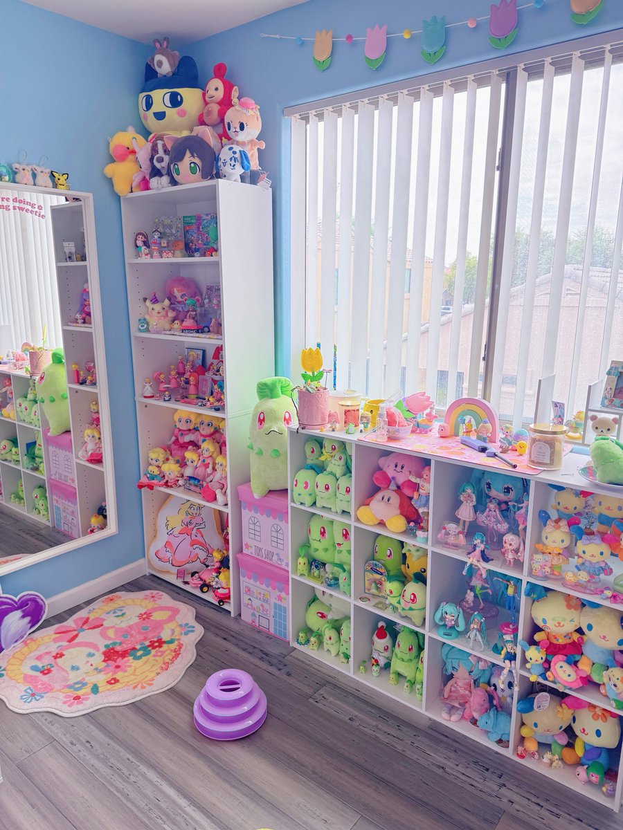 pinkbeachart's tweet photo. Cleaned my work space a few weeks ago and I’m just now finally posting pics 🙈💗 https://t.co/bu7SUQzLE7