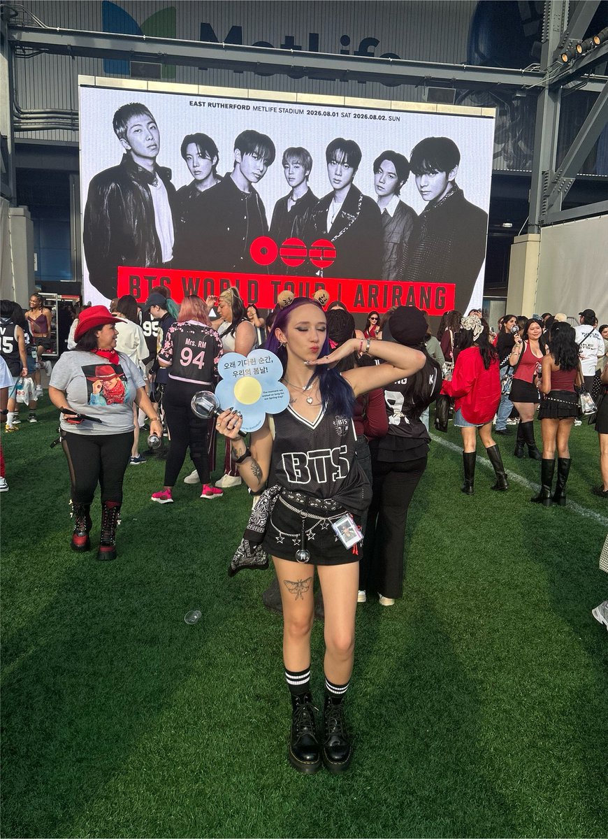 mygposted's tweet photo. BTS at Metlife 7 years apart ᥫ᭡
#MetlifeDay1 #apobangpo https://t.co/G2b8PwovVV