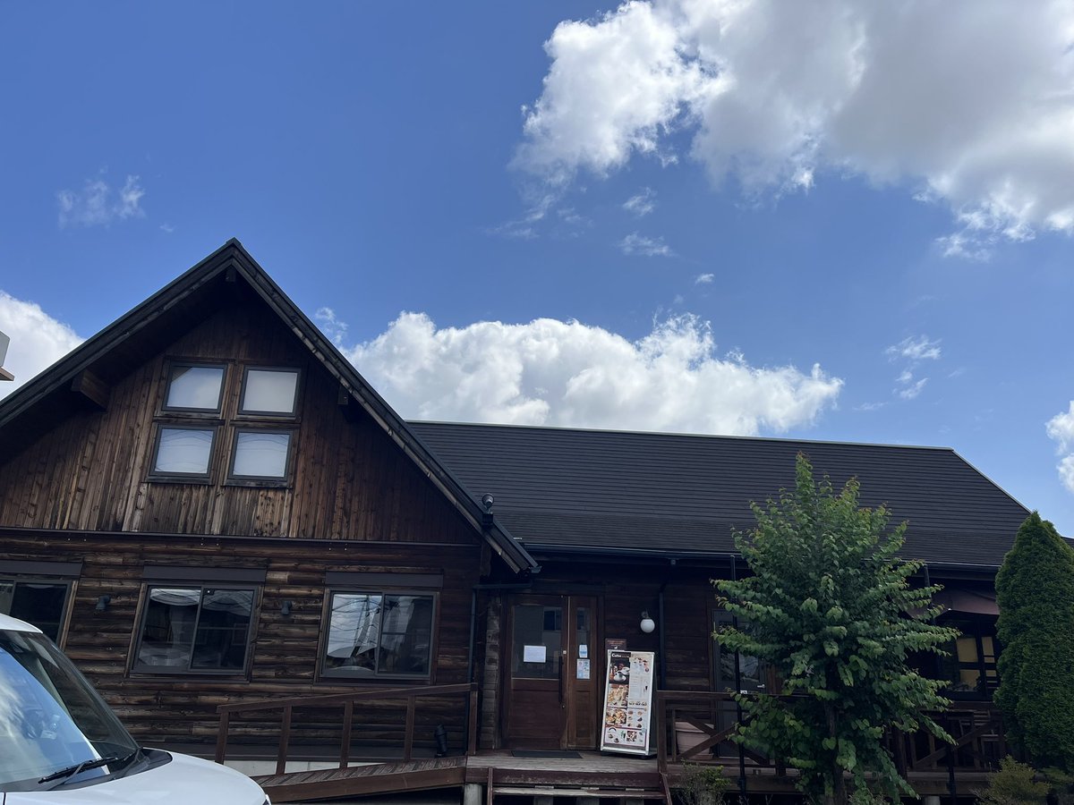 ld_sacochan's tweet photo. 一年ぶりに山小屋風のお店でモーニング☕️

楽しみにしてたミキサーで作る手作りジュースがメニューから消えてた。今日は牛乳にした☺️ https://t.co/UqwTyucyMW
