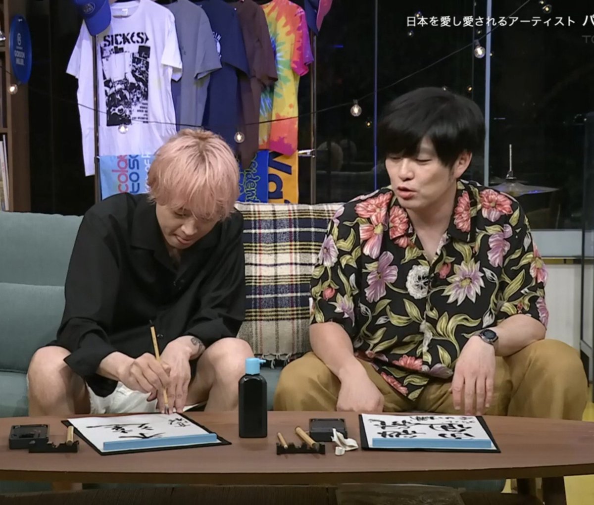 bayhall0924's tweet photo. 書道のシーン
舌ペロはあるだろうなと思ったけど宙に書くのは考えてなかったな はぁかわいい←
道具の名前も教えてもらってよかった
おもてつ、かるかみしか頭に残ってなかったらどうしようw
世界に1枚ずつしかない超レアなこの2枚をセットで🎁とかあったらいいのに🤭

#70号室の住人
#ユチョン
#TVer https://t.co/bVKIcWJlt7