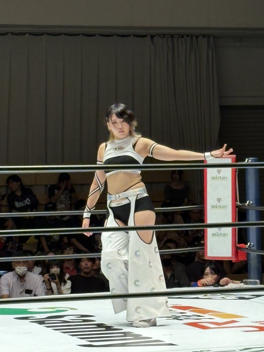 pwnotsudoi's tweet photo. レディ・C選手、強かった！自分の大きさに見合った技を繰り出すので、全てに整合性が取れている。
フィニッシュのチョークスラム・レクイエム、強烈！

稲葉あずさ選手は打撃の的確さが凄かった。体格差ある相手に有効な打撃を繰り出し、こちらも整合性が取れていた。

良い試合だった！

#STARDOM https://t.co/3EzXjrLXpp