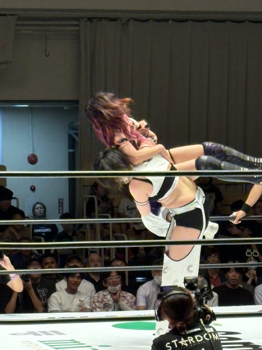 pwnotsudoi's tweet photo. レディ・C選手、強かった！自分の大きさに見合った技を繰り出すので、全てに整合性が取れている。
フィニッシュのチョークスラム・レクイエム、強烈！

稲葉あずさ選手は打撃の的確さが凄かった。体格差ある相手に有効な打撃を繰り出し、こちらも整合性が取れていた。

良い試合だった！

#STARDOM https://t.co/3EzXjrLXpp
