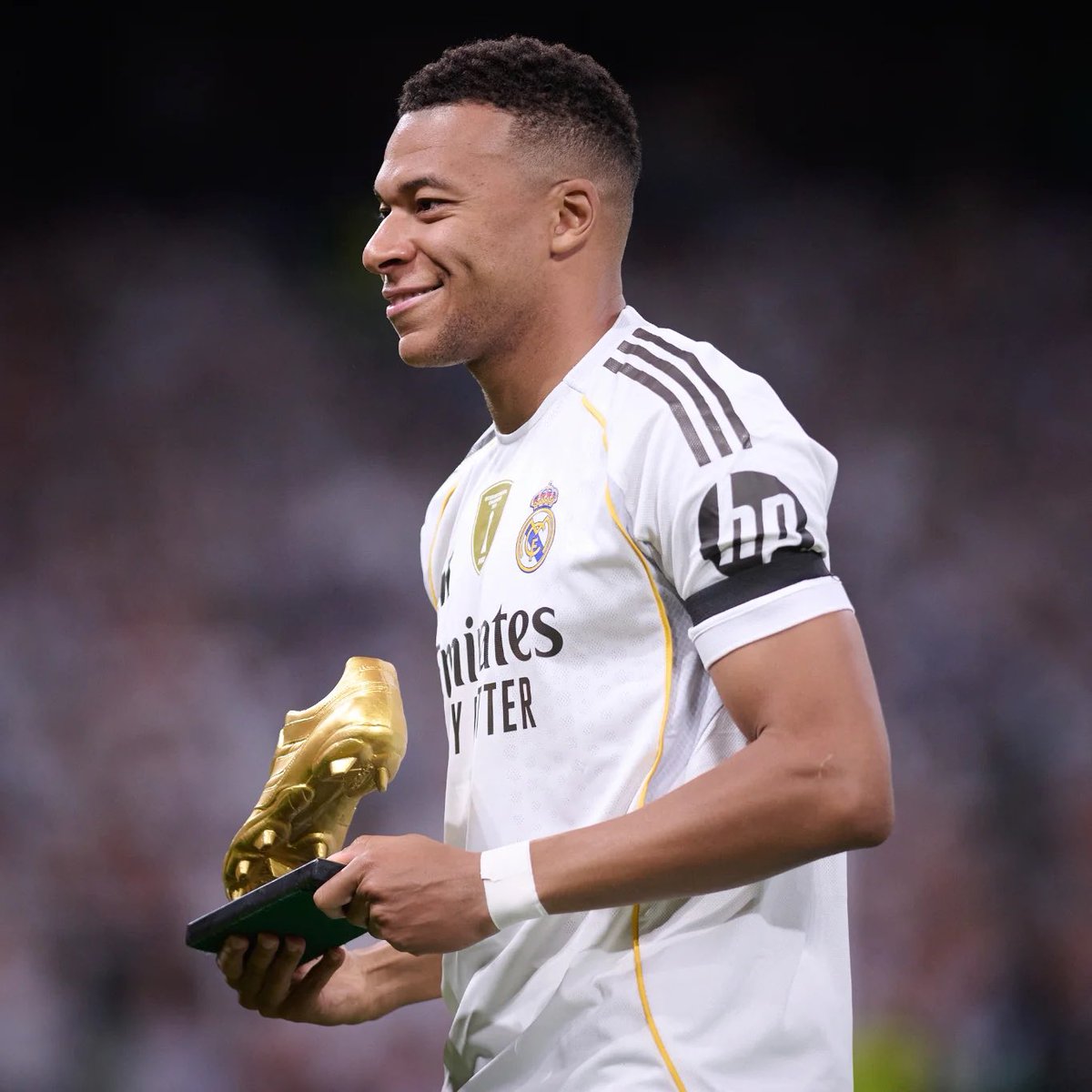 AlexMoreno107's tweet photo. Mourinho a choisi son leader : Mbappé !
Le reste de l’effectif se construit autour de lui…

Je m’explique:  

- García vendu à Fulham
- Espí recruté (1,94 m, un vrai point d’appui dos au but)
- Diomandé en approche pour l’aile
- Endrick poussé vers un prêt

Le point commun ? Aucun de ces mouvements ne vise à concurrencer Mbappé. Tous visent à le SERVIR.

Meilleur buteur de Liga 2 années de suite, Soulier d’or du Mondial. Le club a arrêté de chercher son successeur. Il cherche ses partenaires. 👑