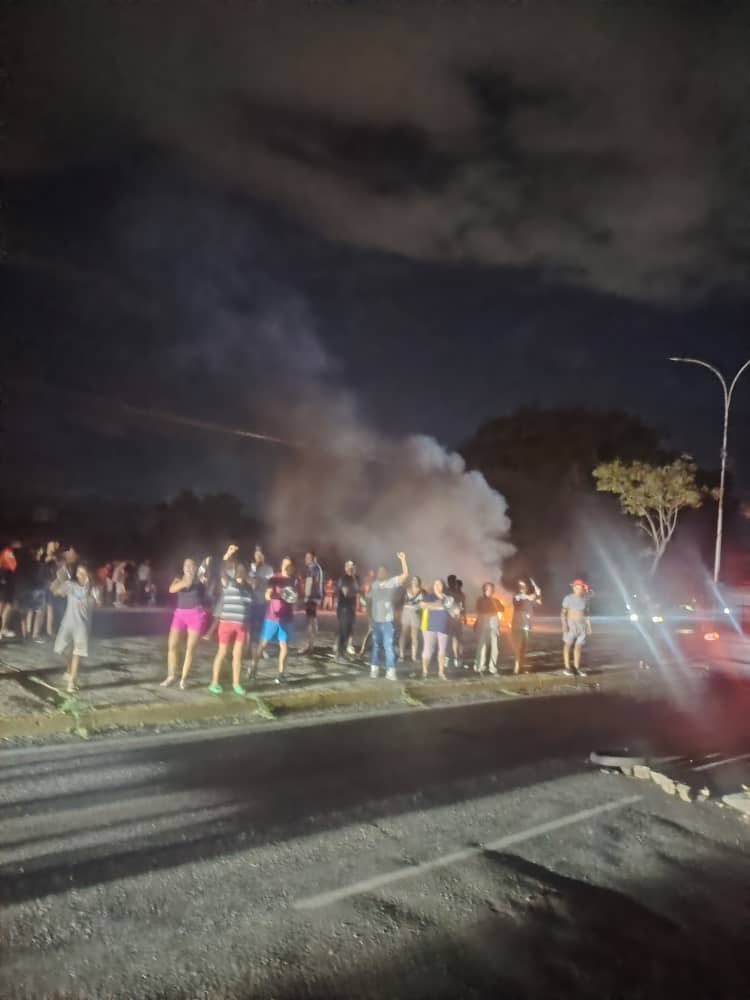 Elperiodiquito's tweet photo. #AlMomento | ¡Suenan las cacerolas en Intercomunal Turmero - Maracay! 🔌💡

Usuarios reportaron una protesta la noche de este lunes en la avenida Intercomunal Turmero-Maracay, debido a los constantes cortes del servicio eléctrico que afectan a varios sectores de la zona. https://t.co/KEezmbkZGb