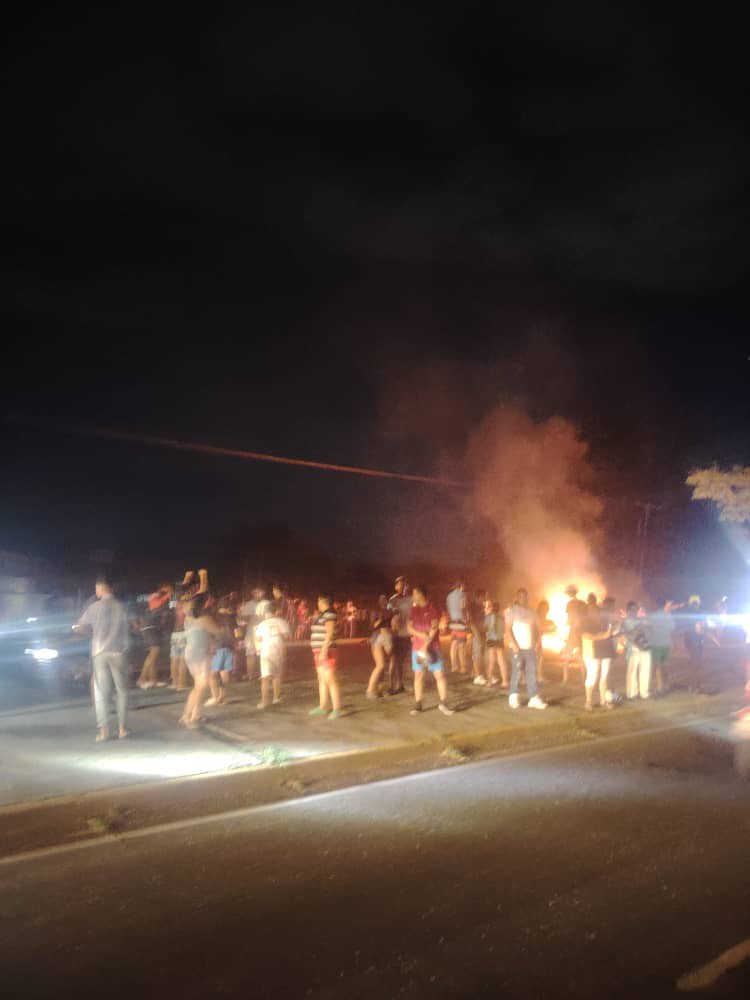 Elperiodiquito's tweet photo. #AlMomento | ¡Suenan las cacerolas en Intercomunal Turmero - Maracay! 🔌💡

Usuarios reportaron una protesta la noche de este lunes en la avenida Intercomunal Turmero-Maracay, debido a los constantes cortes del servicio eléctrico que afectan a varios sectores de la zona. https://t.co/KEezmbkZGb