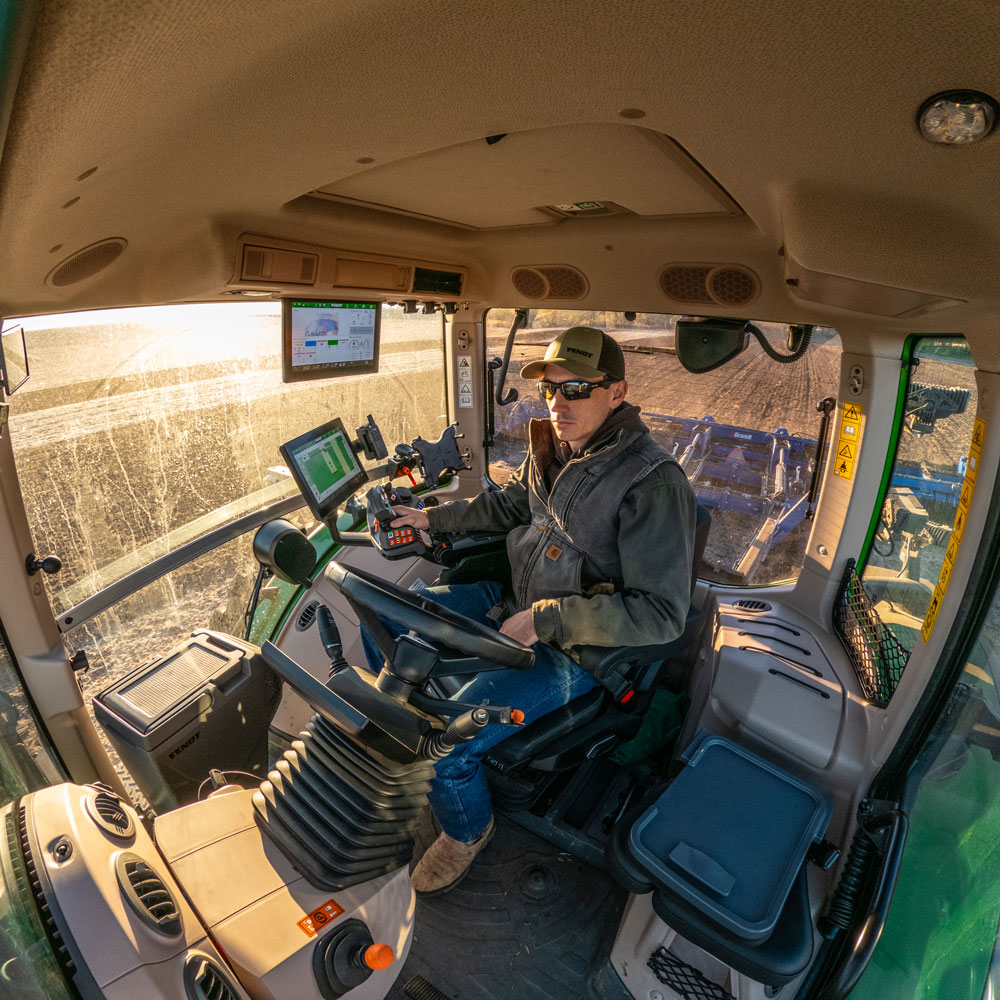 Fendt_NA's tweet photo. Work has never been so comfortable!

Operator comfort in the Fendt 1000 Vario Gen4 starts with a choice of four seats, all with air-suspension and seat heating. The top premium seat remembers each operator’s settings through the terminal along with multi-stage climate control and a massage function for optimum comfort and relief. We’ve also added the option of three ergonomically mounted footrests.

Visibility is even better with a heated front window option and wipers that create an exclusive 270° clear view on the front window and 220° on side window. Easily adjust the new rear-view mirrors with electrical control and telescoping options for no blind spots and the best overview. The cab environment protects you with new dust extraction for the cab air filter while powerful air-conditioning joins with front, right and rear sun blinds; optional automatic climate control and tinted rear window to keep you cool and comfortable. #GrowBold #Fendt1000Gen4