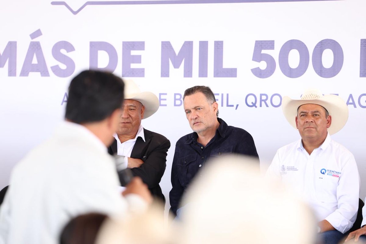 LuisBNava's tweet photo. Acompañé al gobernador @makugo en un encuentro con las y los productores del campo queretano.

Apoyar a quienes trabajan la tierra es reconocer su esfuerzo, impulsar su desarrollo y contribuir a que las familias queretanas tengan más y mejores oportunidades. https://t.co/N37v7unuGK