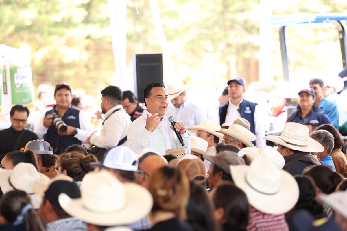LuisBNava's tweet photo. Acompañé al gobernador @makugo en un encuentro con las y los productores del campo queretano.

Apoyar a quienes trabajan la tierra es reconocer su esfuerzo, impulsar su desarrollo y contribuir a que las familias queretanas tengan más y mejores oportunidades. https://t.co/N37v7unuGK