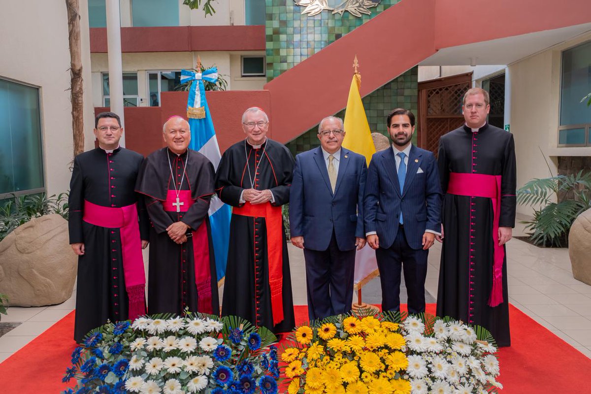 DiariodeCA's tweet photo. #EnElPaísDCA | El canciller Carlos Ramiro Martínez sostuvo una reunión bilateral con el secretario de Estado de la Santa Sede, cardenal Pietro Parolin, para fortalecer la cooperación entre Guatemala y el Vaticano, en el marco de los 90 años de relaciones diplomáticas.

Durante el encuentro se abordaron temas de interés común, entre ellos la situación regional, seguridad, combate al crimen organizado, los Acuerdos de Paz y próximas conmemoraciones religiosas y culturales.

✍️🏻 Redacción Web
📷 @MinexGt
