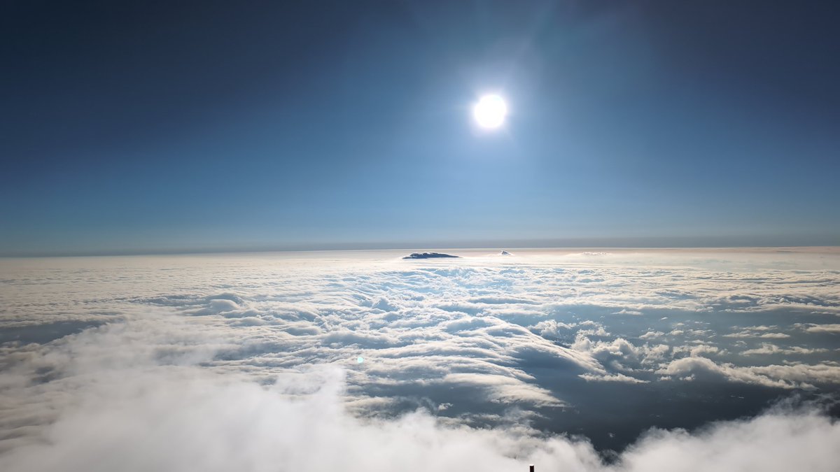 ThatBagu's tweet photo. 富士山登頂しました https://t.co/FLyvAZPsRi