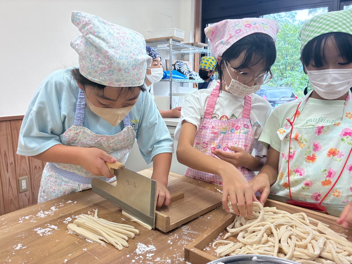 HitachiMuseum's tweet photo. 【ふるさと文化少年団　うどん打ち・火おこし体験】

8/1（土）にうどん打ち・火おこし体験を行いました！
みんなで協力してうどんを生地から作り、様々な太さの麺に仕上げて、美味しいうどんを完成させました。

うどんをねかせている間は火おこし体験！暑い中みんな一生懸命頑張っていました✨ https://t.co/uIySDULYfx