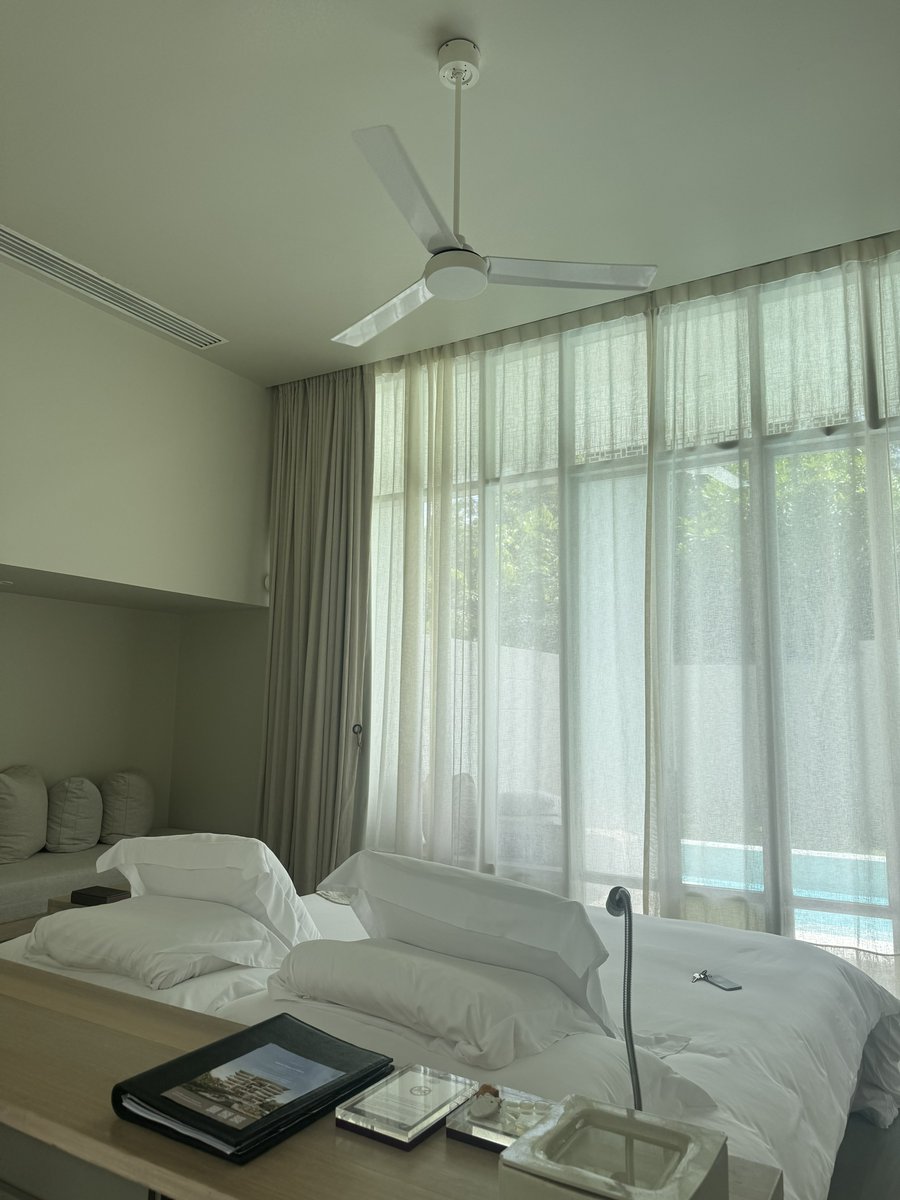 away_but_online's tweet photo. 🏡 SALA Phuket Mai Khao Beach Resort

เป็นรีสอร์ตที่เหมาะกับการมาพักเพื่อพัก
จริง ๆ บรรยากาศเงียบ คนไม่พลุกพล่าน ต้นไม้เยอะ ร่มรื่น 

คือห้องกว้างมากกๆ มีทั้งอ่างอาบน้ำและสระส่วนตัว นอนแช่น้ำตอนเย็นคือฟินมาก เหมาะกับการมาชาร์จแบต ตอนเราไปคือไป work from anywhere ก็คือขลุกตัวอยู่ที่รร.ทั้งวัน

ถ้าใครชอบความสงบ ไม่ชอบหาดที่คนเยอะ ๆ แนะนำเลย 🤍