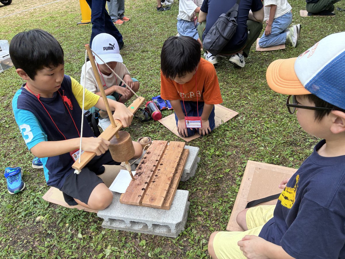 HitachiMuseum's tweet photo. 【ふるさと文化少年団　うどん打ち・火おこし体験】

8/1（土）にうどん打ち・火おこし体験を行いました！
みんなで協力してうどんを生地から作り、様々な太さの麺に仕上げて、美味しいうどんを完成させました。

うどんをねかせている間は火おこし体験！暑い中みんな一生懸命頑張っていました✨ https://t.co/uIySDULYfx
