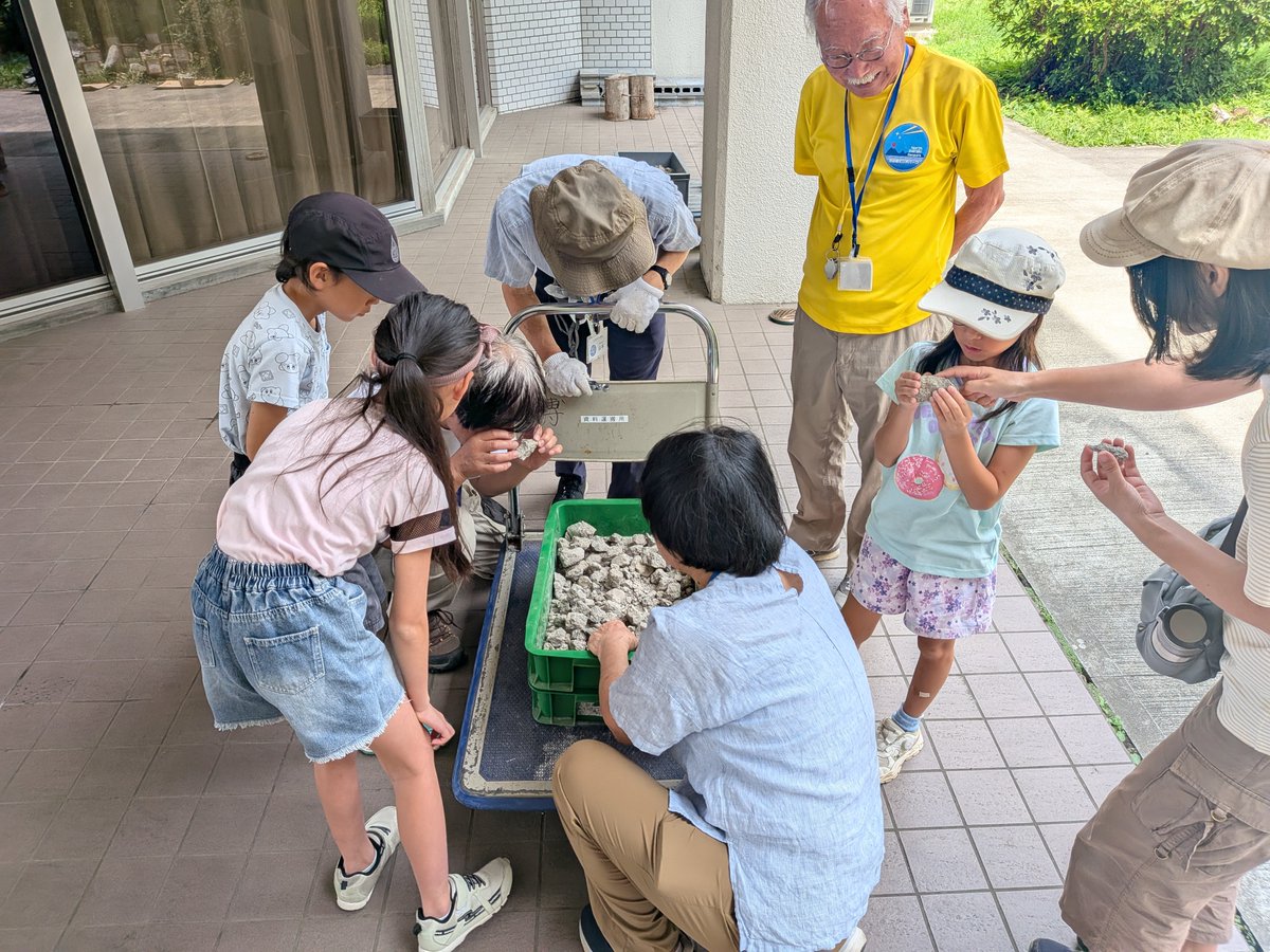 HitachiMuseum's tweet photo. 【夏休みこども地学教室②】

8/2（日）に夏休みこども地学教室②を行いました！今回は、「日立層群から化石を探そう」という内容です。

説明を聞いた後、鶴首岬で採れた化石入りの石を選び、化石の種類や特徴などを観察・メモしていき、最後は選んだ化石を持ち帰りました✨ https://t.co/x5WIstZwnc