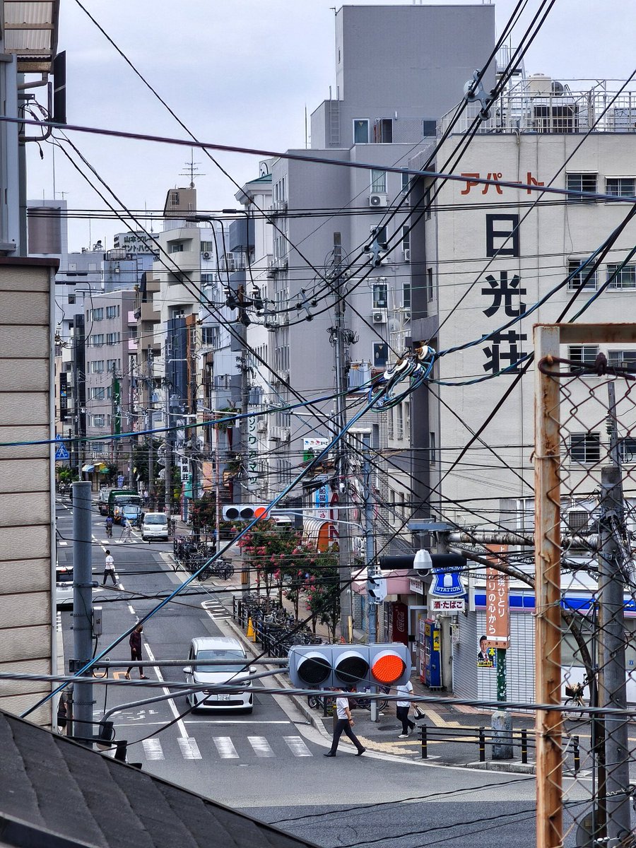 300x's tweet photo. 新今宮駅前の太子交差点からの
あべのハルカス
通天閣
新今宮駅ホームから西成ドヤ街 https://t.co/zuGj9wgteP