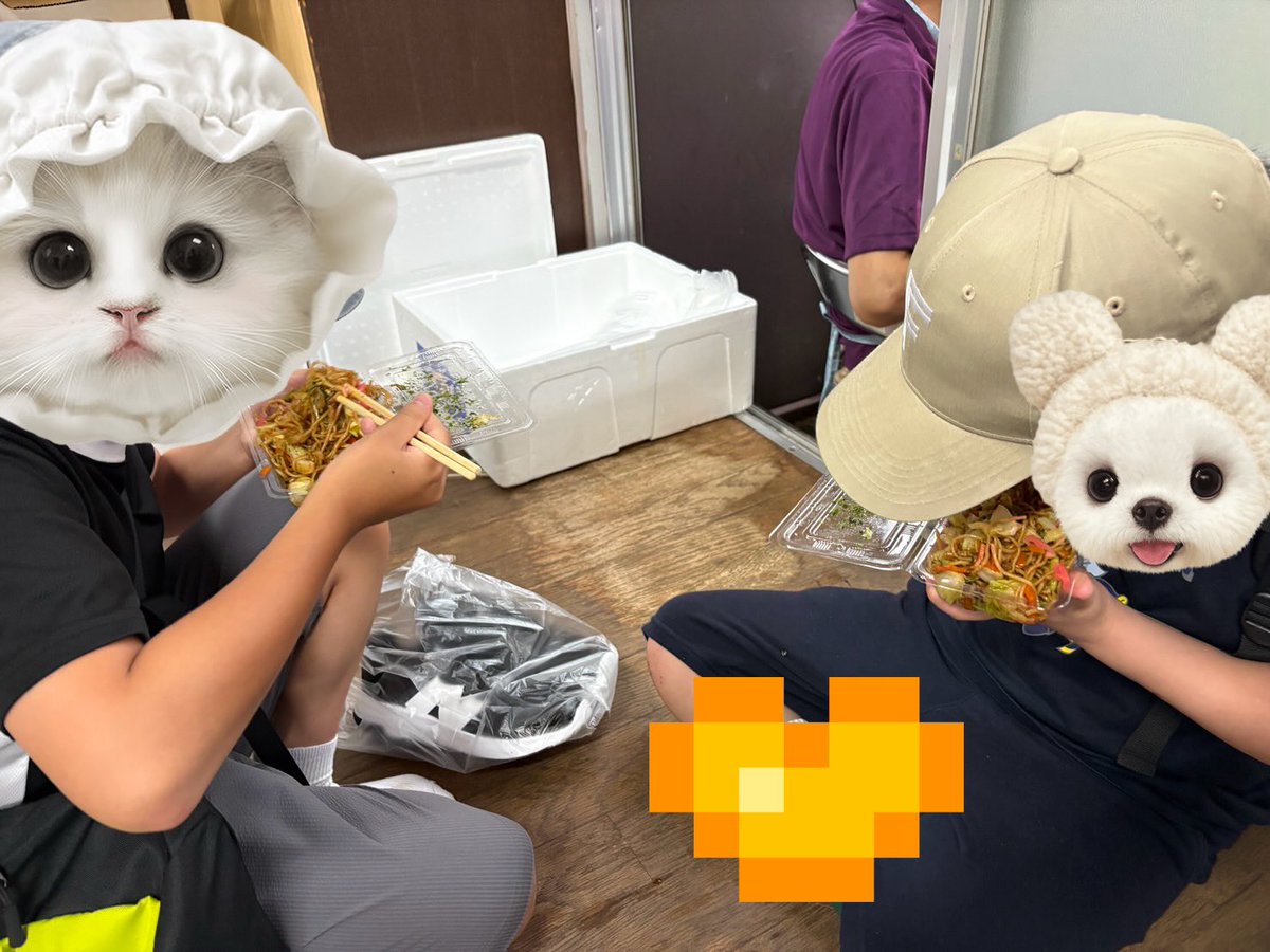 childrengahappy's tweet photo. 【夏だ！プールだ！祭りだ！】

☀️夏と言えばーかき氷🍧

プールにスイカ🍉と沢山ありますが、先日は近くの公園のお祭りに行ってきました♪

可愛い髪飾りもして🩷
かき氷🍧がなんと50円‼️

夏の夕暮れ時歩くのいいですよね！
素敵な時間を過ごせました😊

#聖母愛児園 #児童養護施設 #横浜 https://t.co/QB3RTOITi6