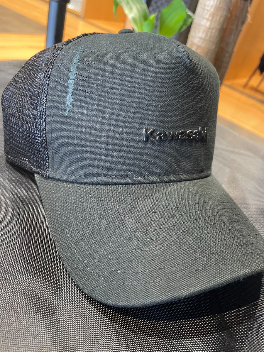 kp_kagosima's tweet photo. 皆様こんにちは。毎日暑いですね！
本日は人気商品の一つをご紹介です！
NEW ERAダメージロゴキャップ
後ろはメッシュ仕様なので後頭部を涼しく保ちます。
スナップバックタイプなのでサイズ調整可能の為、女性でもかぶれますよ！

#着るカワサキ　#カワサキのある生活　#バイク https://t.co/rl4xT6N4b0