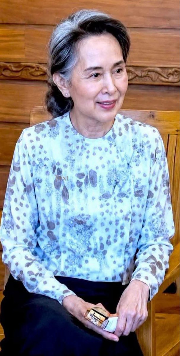 myalaykhin's tweet photo. အမေလိုမျိုး ချစ်ရသူကိုပြပါဆိုရင် အမေစုပါပဲ.
 ငယ်ငယ်ကတည်းက သူမအကြောင်းတွေဖတ်ပီး လေးစားအားကျခဲ့ရတယ်.
  ဘဝရဲ့ တဦးတည်းသော Idol ပါ.
 စိတ်မာတဲ့ ကျမက သူမနဲ့ပတ်သက်ရင် မျက်ရည် ကျမိတာ ခဏခဏပါ.
  ဘဝရဲ့ အခက်ခဲကြပ်တည်းတွေကြားမှာ သူမကိုကြည့် အားယူခဲ့ရတယ်.
  ကျက်သရေရှိစွာ မာကြောလှတဲ့ သူမ. https://t.co/cyWINs16jr