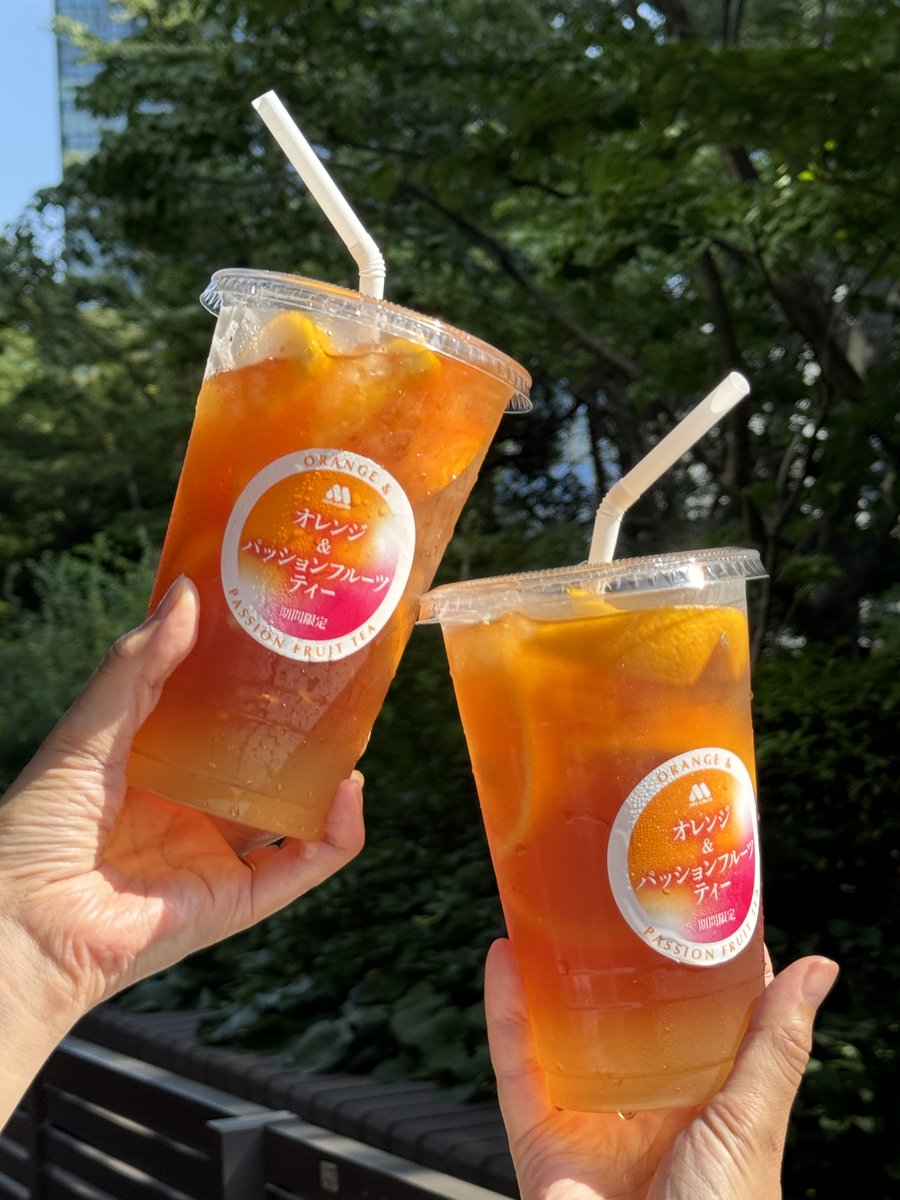 mos_burger's tweet photo. オレンジが１/２個分ごろごろと入った
冷たい「オレンジ&amp;パッションフルーツティー」でお口が潤う～🍹🍹 https://t.co/wbhsj4NOQG