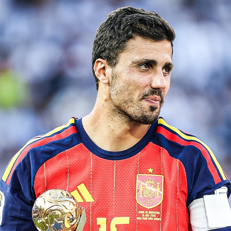 MadridXtra's tweet photo. 🚨💣 @FabrizioRomano: “Real Madrid are in OFFICIAL talks with Man City to sign Rodri.

They are WORKING on it, and Rodri is KEEN on the move.

Last week, Man City decided to DELAY stuff, and NOT close the deal with Real Madrid, because they feel that OTHER clubs will join the race.

Man City believe BARCELONA will enter the race.

It’s going to be on RODRI to decide whether Barcelona can have a chance or if he informs his club that he ONLY wants Real Madrid.

Don’t forget, Rodri has ALWAYS indicated that Real Madrid is his FAVORITE destination.”
