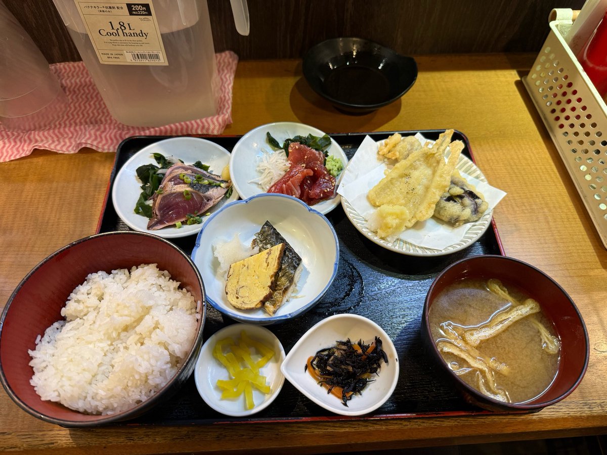 zemiosander's tweet photo. おはようございます。ちょっと一息。秋葉原「炉端焼きいしくら」さんのおかず4種盛り定食載せときます。魚は4種類あるのでちょうど良かったです。皆さんの1日が良い日でありますように。 https://t.co/YSpH3lRQyU