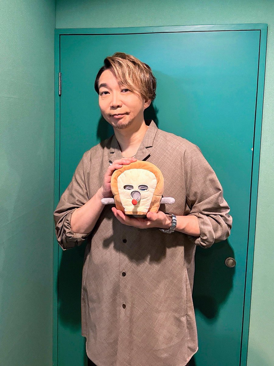 MY_MURMUR's tweet photo. というわけで、モザイクの下はコチラ！
TVアニメ『#パンどろぼう』
オーディションの際「パンやのおじさんは主題歌歌唱有。ラップです。やれますか？」というヒアリングがあり。
ええ、某案件でレジェンドやってるので多分…… い、いや出来ます！！とアンサーw
よいこのみんな、歌ってね！ https://t.co/mLDzgocMVH
