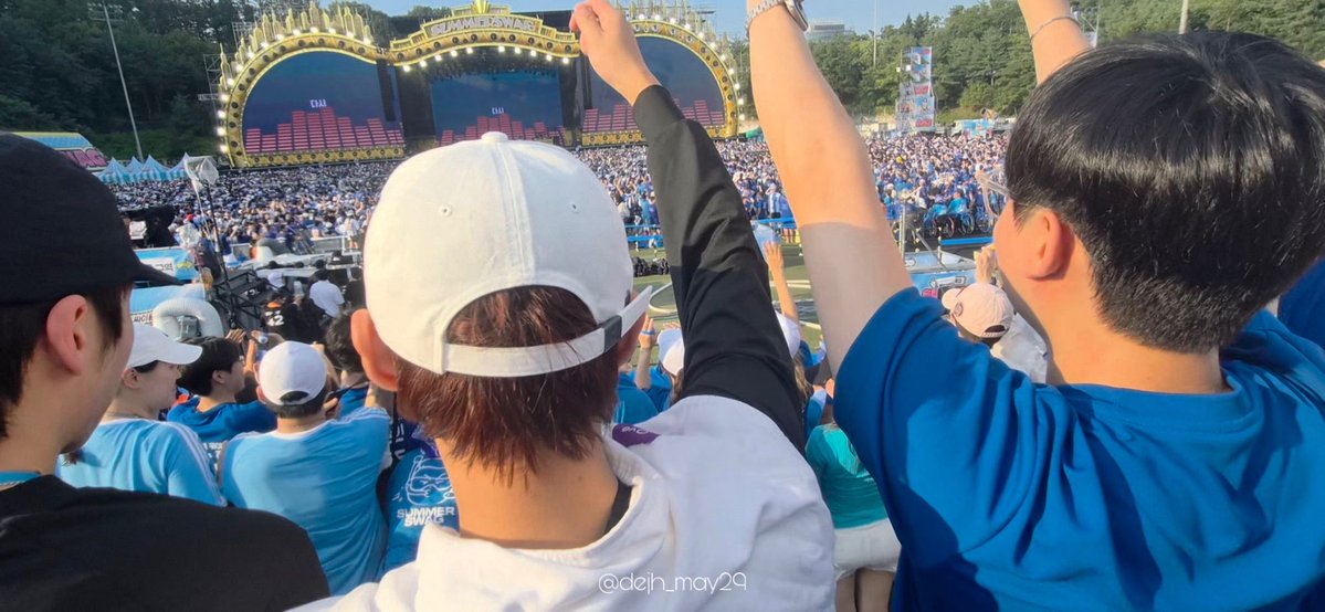 dejh_may29's tweet photo. 박지훈 처음 입장했을 땐 이러고 있었대
윙통수 귀여워 수건 묶은거 ㅋㅋㅋㅋㅋ
처음엔 마스크 했다가 나중엔 풀었다고 함!
뒤에 계셨던 분도 몰랐다가 ㅋㅋㅋㅋㅋ
사진 찍고보니 나중에 아셨다고 머리 삐죽삐죽
매니저님이랑 주먹 흔드는거 너무 귀여워 ㅋㅋ https://t.co/IXeGJlAthz