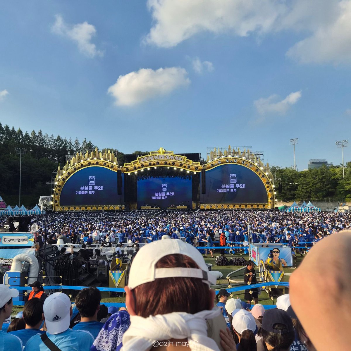 dejh_may29's tweet photo. 박지훈 처음 입장했을 땐 이러고 있었대
윙통수 귀여워 수건 묶은거 ㅋㅋㅋㅋㅋ
처음엔 마스크 했다가 나중엔 풀었다고 함!
뒤에 계셨던 분도 몰랐다가 ㅋㅋㅋㅋㅋ
사진 찍고보니 나중에 아셨다고 머리 삐죽삐죽
매니저님이랑 주먹 흔드는거 너무 귀여워 ㅋㅋ https://t.co/IXeGJlAthz
