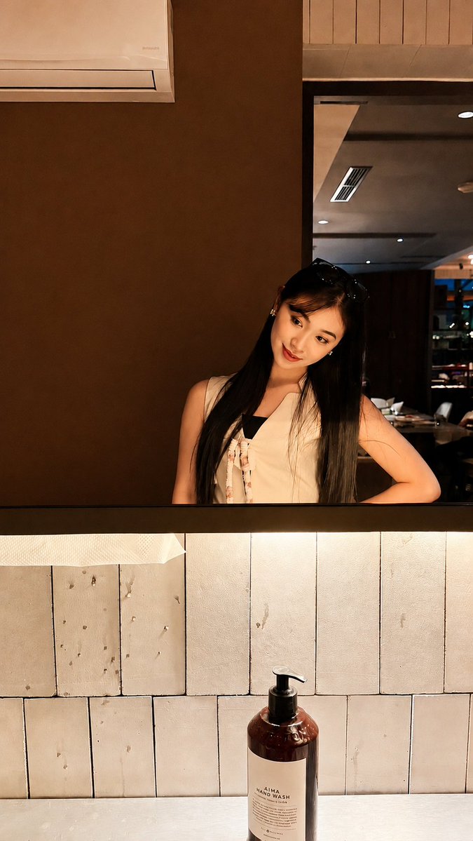 INengah_'s tweet photo. Ini dia lagi bercermin atau cermin yang lagi menunjukkan definisi cantik + sempurna ? @_shanindira https://t.co/2vrrzbgniN