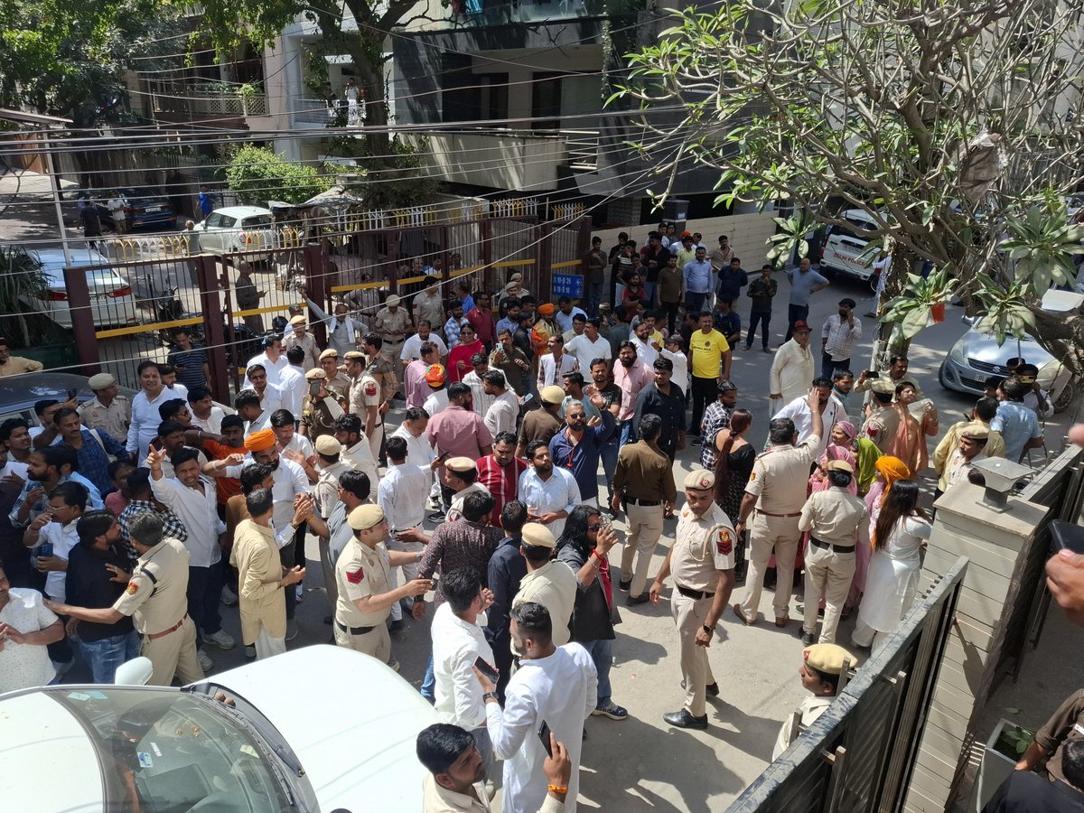 sumitsharmagzb's tweet photo. @crystal_ice_k @neha_laldas @NijiSachiv @Harshdubey9956 @RHAreforms @Bharat_Yatra_ Because Sumit likes to work on Ground which you all onliners ignore : 8March26 House Arrested for Delhi Protest against UGC Post 3 https://t.co/WCREKQFyLd