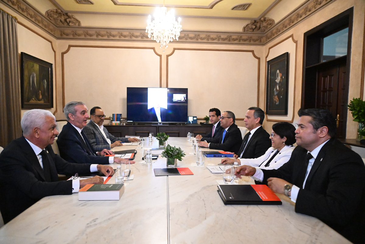 TribunalConstRD's tweet photo. El presidente del #TCRD, Napoleón R. Estévez Lavandier, participó en la sesión del Consejo Nacional de la Magistratura, encabezada por el presidente @LuisAbinader, en el Palacio Nacional, donde se dio inicio formal al proceso de evaluación de jueces de la SCJ. https://t.co/VckF7HN0Fo