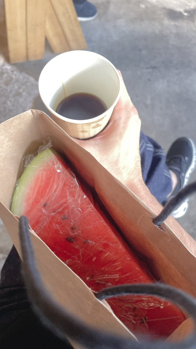 chakimolly's tweet photo. スイカが食べたいなと思っていたんだけど、今朝コーヒーを飲みにきたら、もらった。 https://t.co/56Y97LaJ2Z